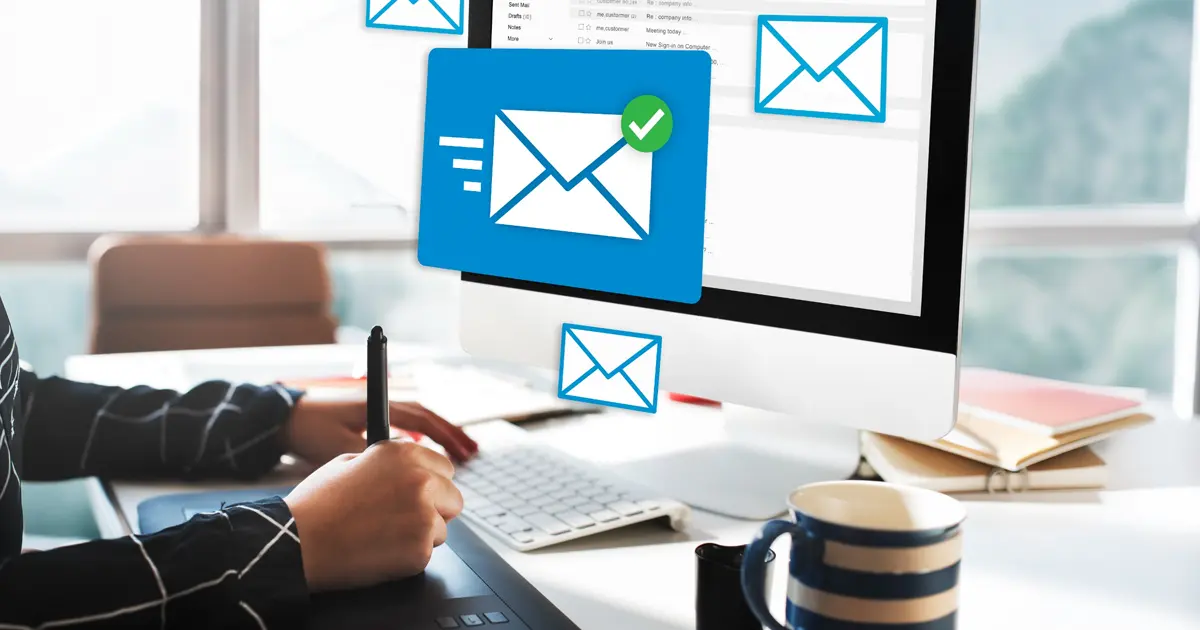 Imagen de una persona escribiendo un correo electrónico con visualización de analítica de e-mail marketing